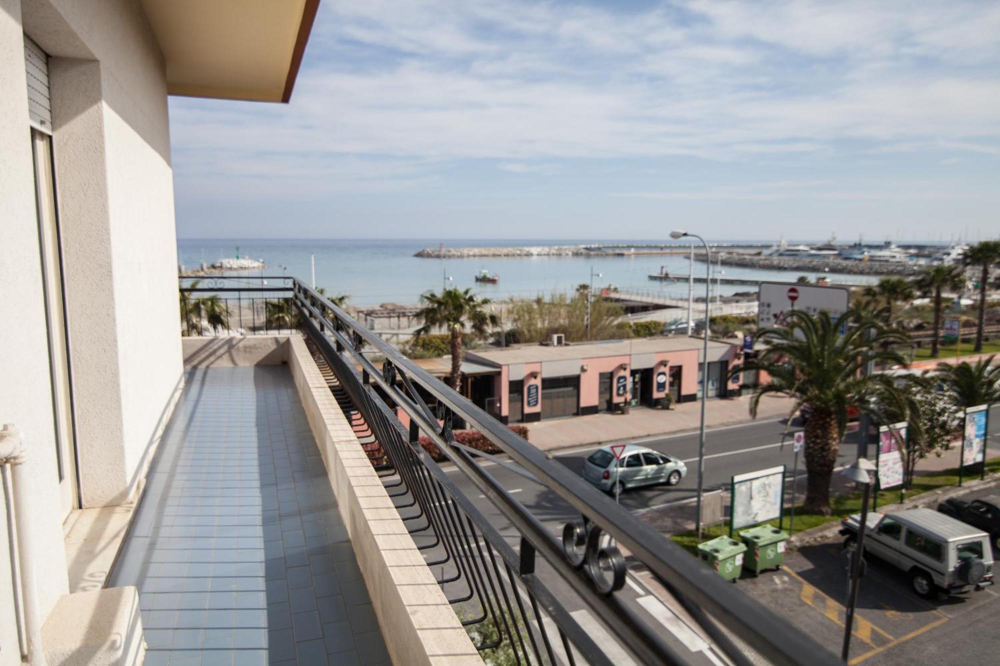 Residence Colibri Family & Bike Loano Quarto foto